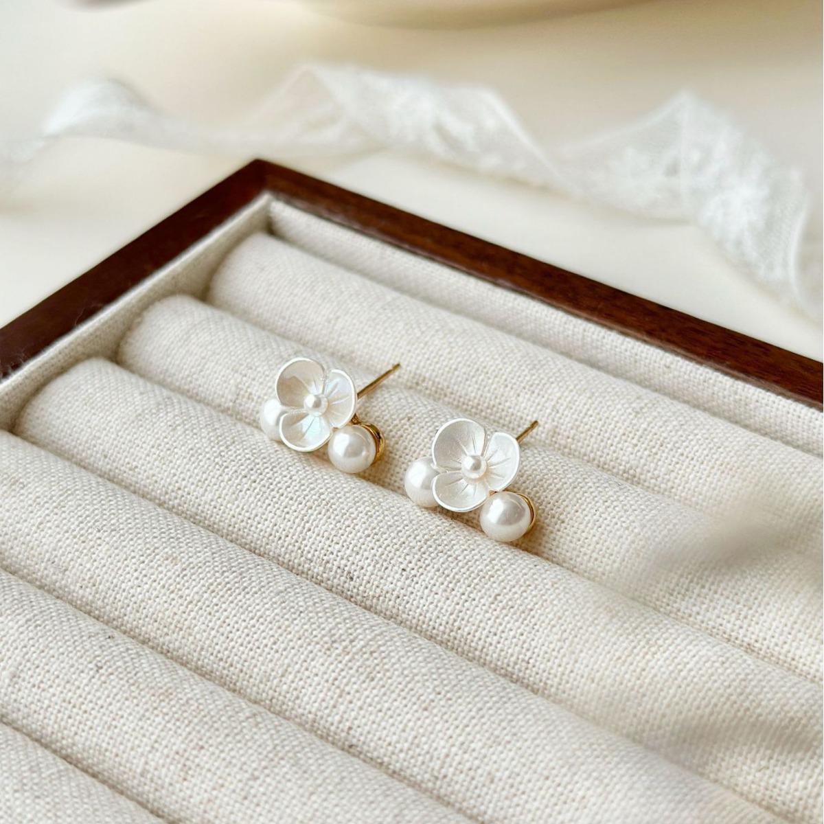 Elegant Retro French Pearl  Flower Stud Earrings for Women