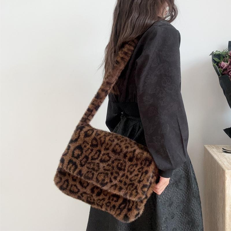 

Yogodlns 1pcs Imitation Mink Leopard Print Tote Bag One-shoulder Bag Fur Bag Large Capacity Crossbody Bag Plush Bag Student Bag 32x16x21cm коричневый