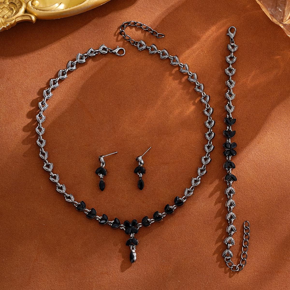 Elegant Rhinestone Jewelry Set: Necklace, Earrings & Bracelet чёрный