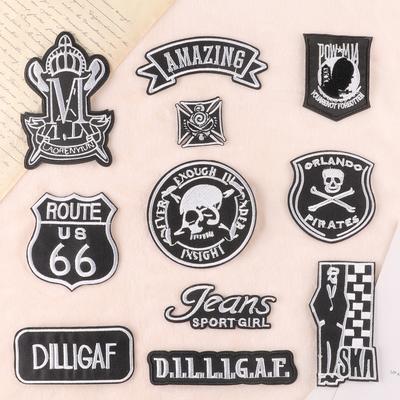Stickerei-Logo Englisch Buchstaben Abzeichen Kleidung Zubehör Daunenjacke Patch Aufkleber schwarz Stickerei Stoffaufkleber