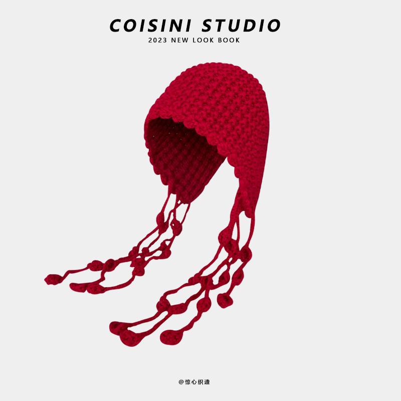 

Вязаная художественная шапка ручной работы с декоративными жемчужинами и яркими цветочными узорами для весенних нарядов Red Pom Pom Hat