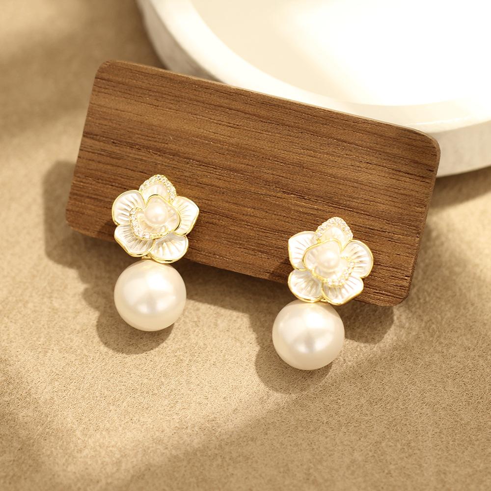 Klassische vielseitige temperamentvolle weiße tropfende Kamelien-Perlenohrringe Retro-Nische ohrlose Ohrclips-Ohrringe Damenmodelle