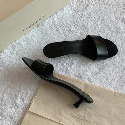 2025 Nuova Moda Alta Qualità Scarpe da Donna Punta Aperta Tacco Medio Pantofole da Donna Colore Unico Pelle Estate Tacchi Alti da Donna