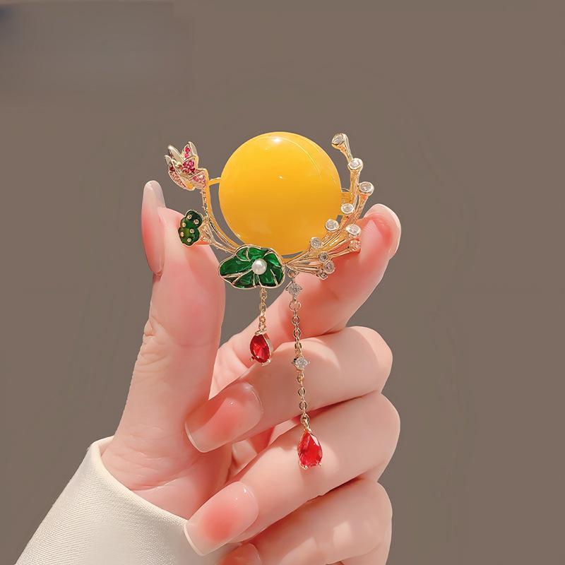 Vintage Peony Pearl Fan Brooch: Elegant Retro Flower Pin for Women’s Suits