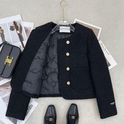 Daunengefüllte, wattierte, französische, doppelreihige Little Coco Kurzjacke - Herbst/Winter 2025 Socialite-Stil.