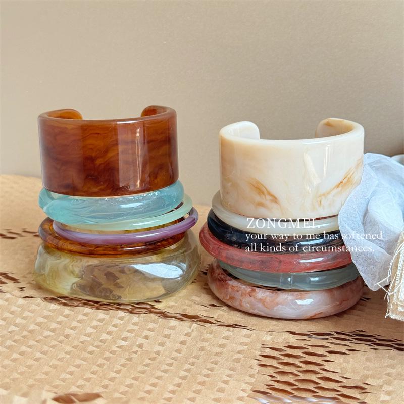 Velký nepravidelný mramorový vzor akrylový náramek - Výrazný francouzský široký čtvercový pryskyřičný šperk.