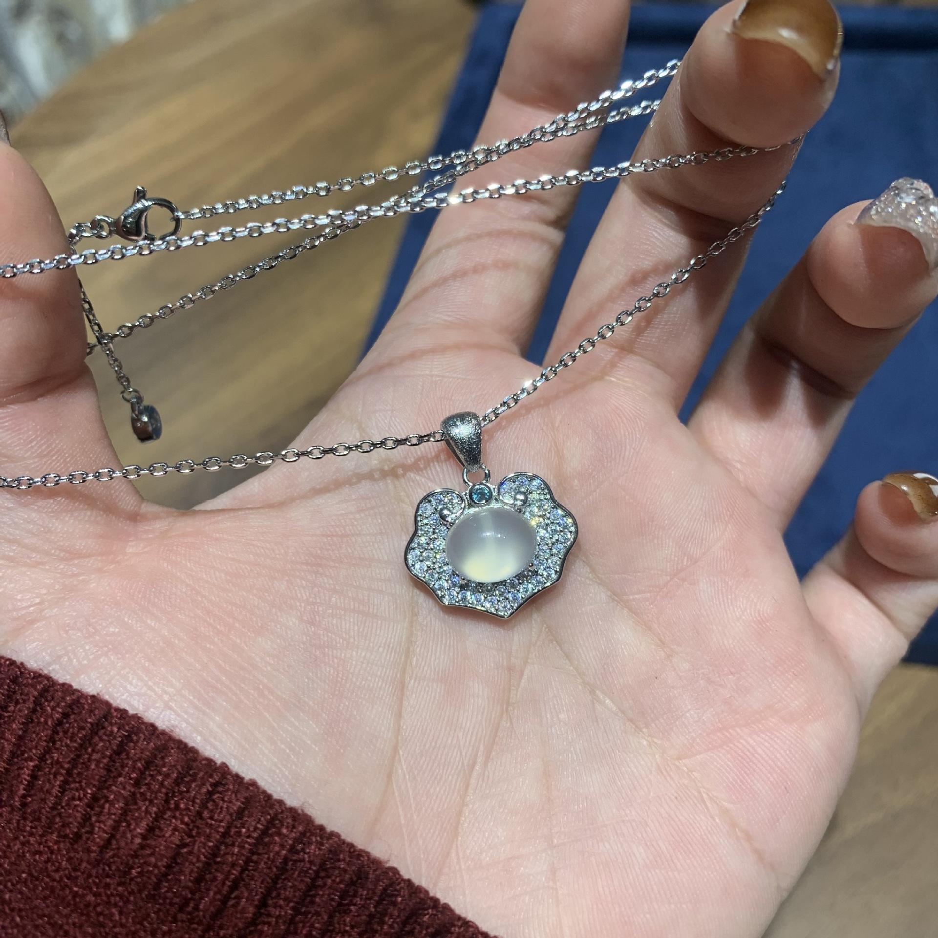 Ручная шлифовка Высокий Лед Натуральный Белый Халцедон Благоприятное Облако Мир Руи Замок Ожерелье Цепочка для Свитера