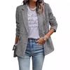 Blazer feminino cinza e preto em tweed com abotoamento duplo e lapela entalhada, ideal para ocasiões casuais no escritório.