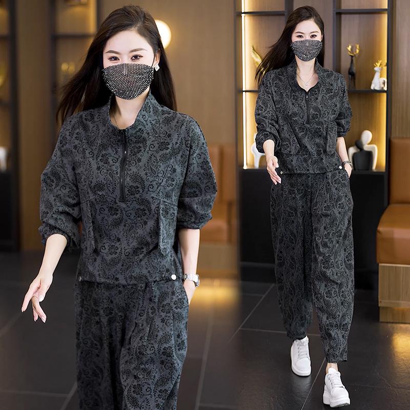

Plus Size Women s Slimming Two-Piece Set for Spring/Autumn: Wide-Leg Pants & Top for Middle-Aged Moms 4XL сірий колір
