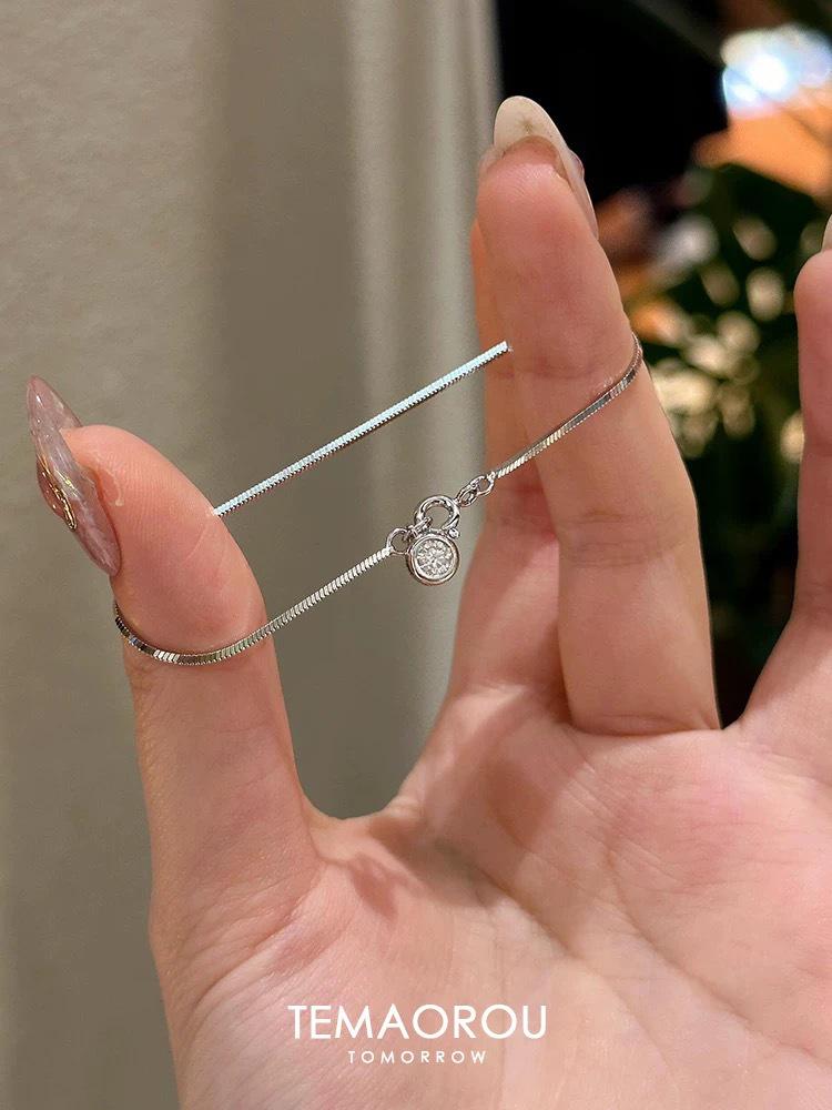 Chic Four-Leaf Clover Bracelet: Sweet, Cute, Minimalist, Versatile Hand Jewelry for Women