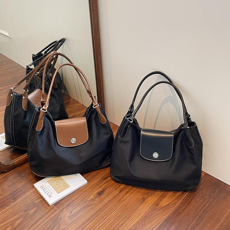 Large capacity lightweight versatile tote bag women's 2026 summer simple leisure class commuter shoulder armpit bag