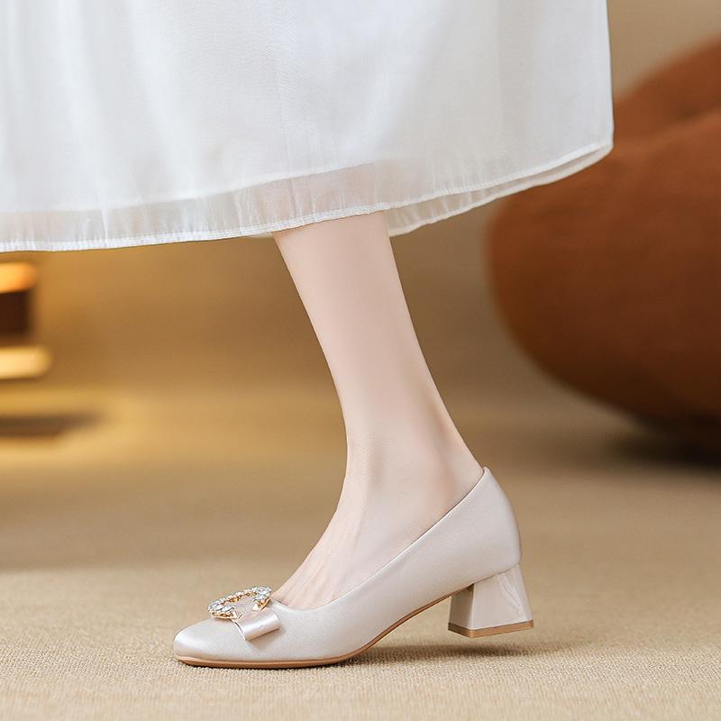 Mom wedding shoes medium heel not tired feet soft sole small single shoes satin square head thick heel cheongsam high heels women 2025