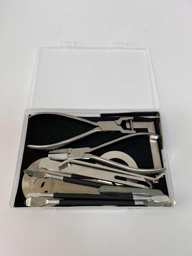 Set de scule pentru ajustarea clapetelor de saxofon și instalarea arcurilor