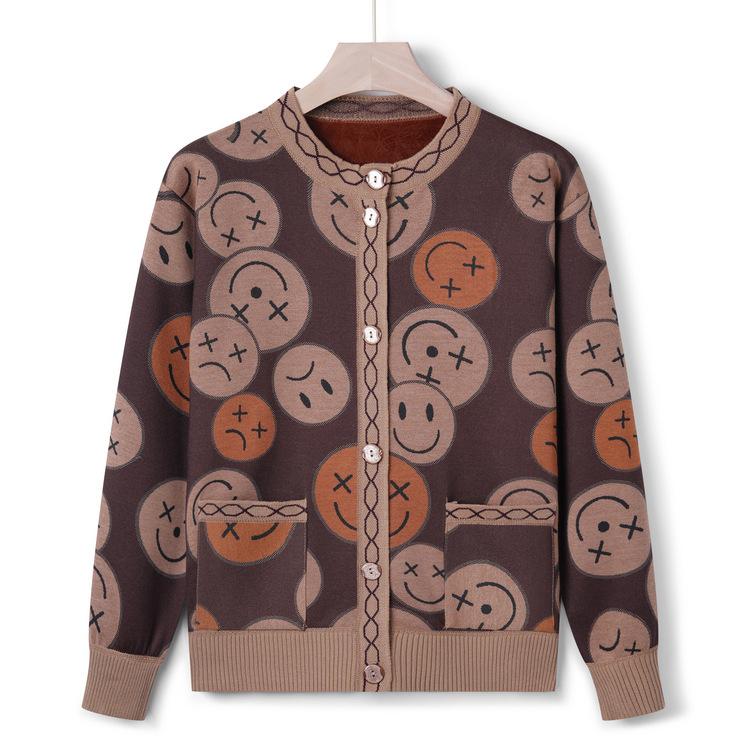 Mothers Wear Casual Sweater Coats, and Women's Grandmothers Wear Autumn and Winter Foreign-style Sweaters and Velvet Padded Tops.