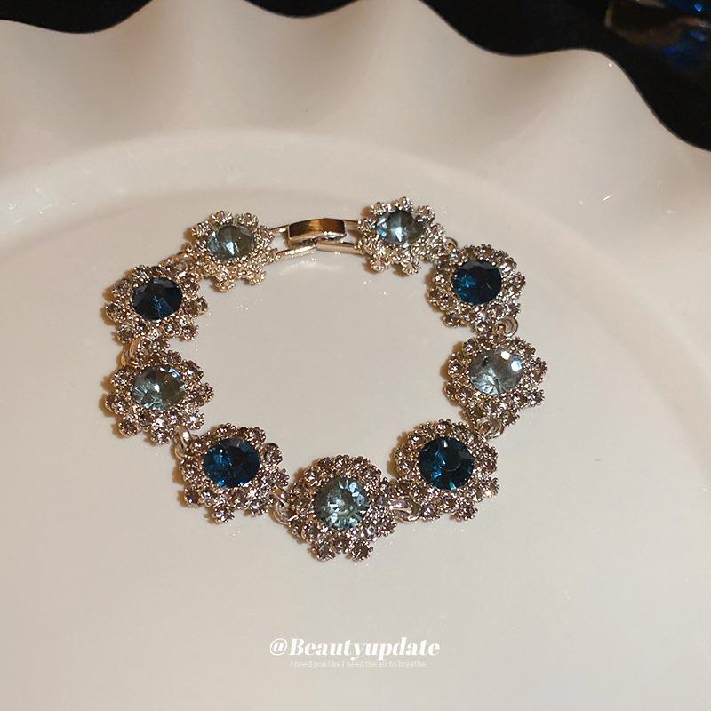 Vintage Rhinestone Flower Necklace - Luxurious European & American Style for Women