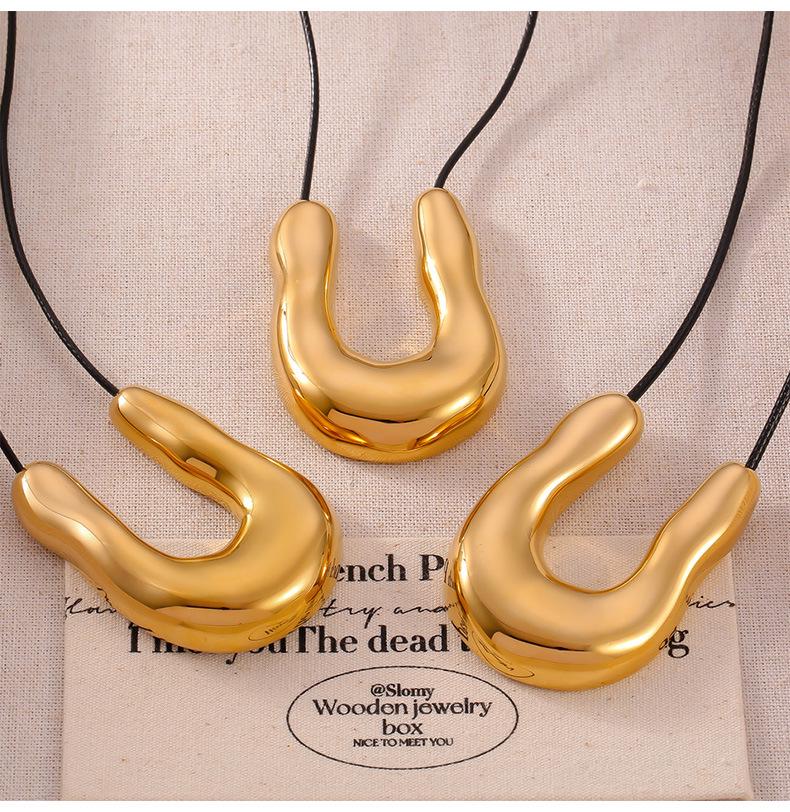 Women's Black Horseshoe Leather Cord Pendant Necklace - Titanium Steel, Fashionable & Versatile