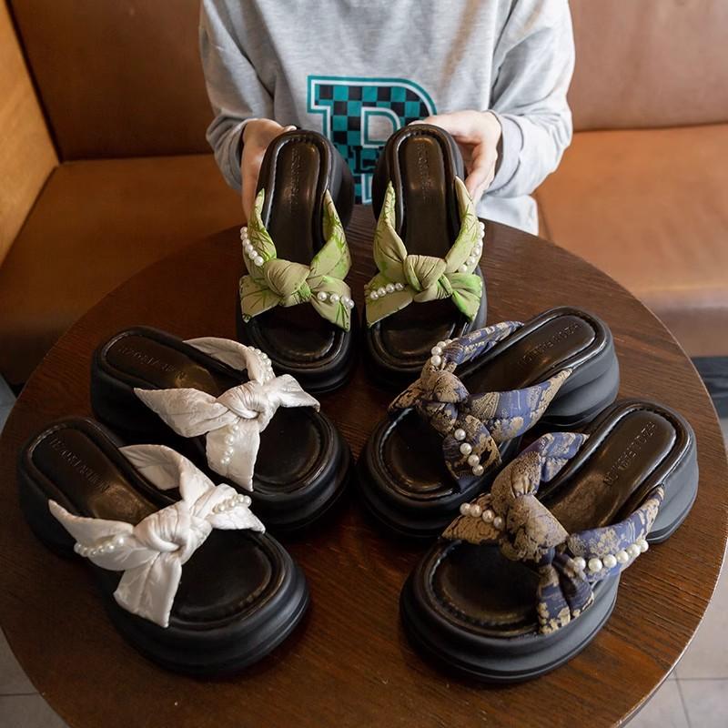 Beautiful heightening thick-bottomed cool slippers for women's summer outer wear high-end new models go out to the beach beach slope slippers