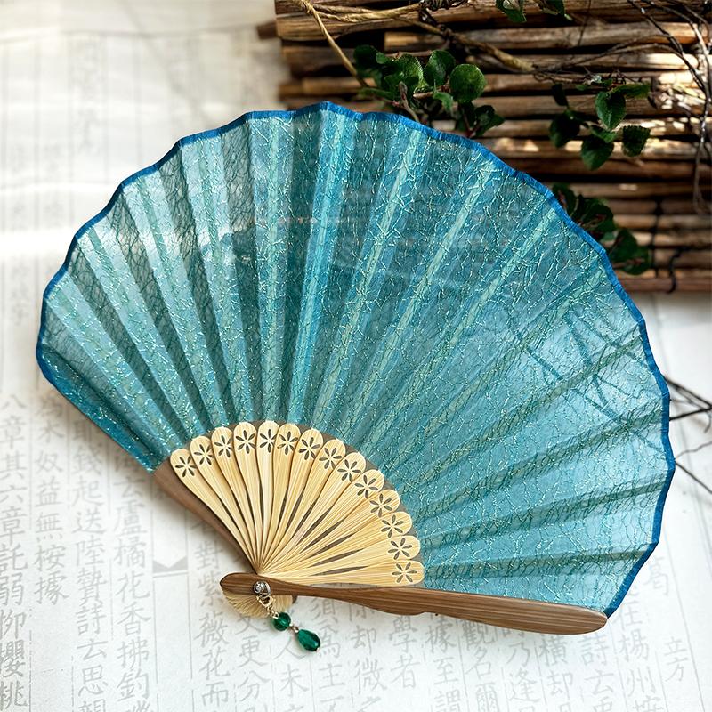 Bambus geschnitzter Fächerknochen Retro Muschelfächer Vintage Gold Silber Seidengarn Stoff Einfacher Faltfächer Hochzeits Tanz Handfächer Geschenk Dekor