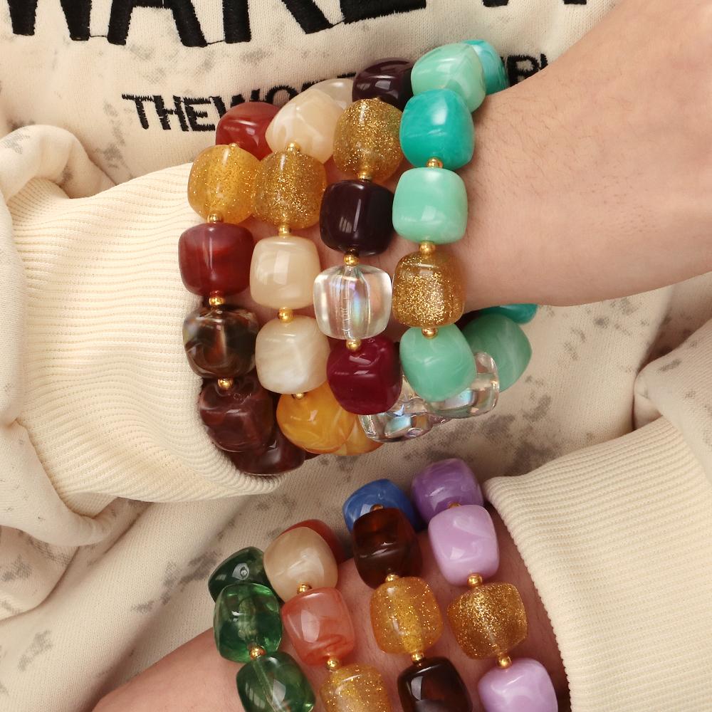Neues mehrfarbiges geometrisches Acryl-Perlenarmband für Damen Trendiges unregelmäßiges quadratisches Harz-Elastikarmband Handgemachter Schmuck Geschenk