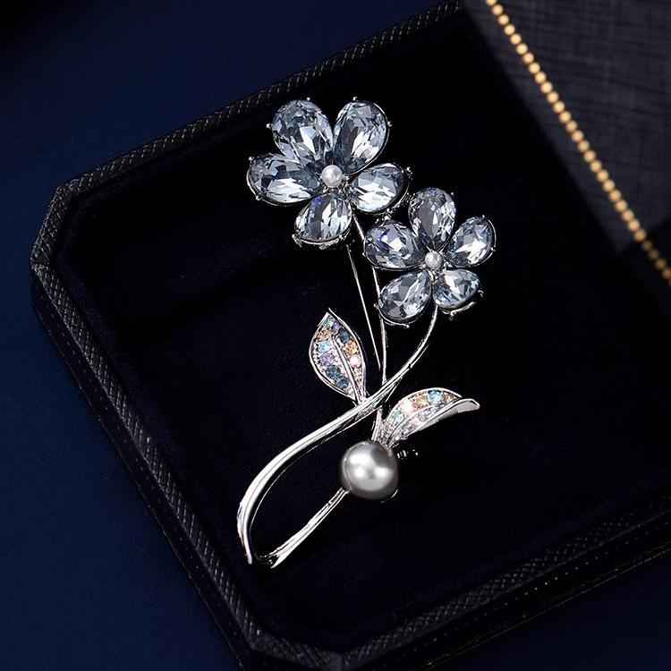Youshuangxing Brosche High-End Damen Exquisite Imitationskristall Blume Korsage Nische Design Anstecknadel Kleider Accessoires