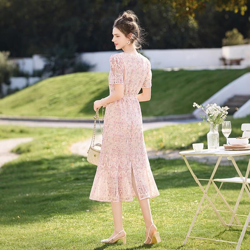 Elegantes Midi-Kleid mit V-Ausschnitt, Stickerei und hoher Taille