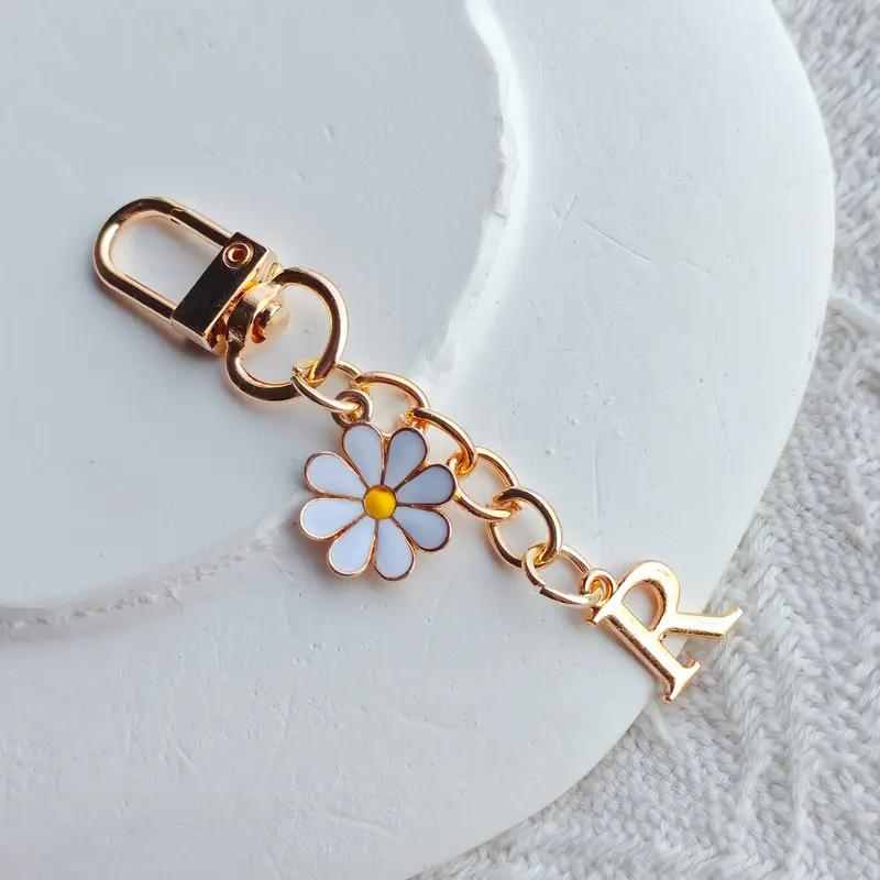Metal Daisy Letter Keychain Fashion A-Z 26 Letters Keyring Charms Mobile Phone Key Holders Bag Pendant Accessories Couple Gift