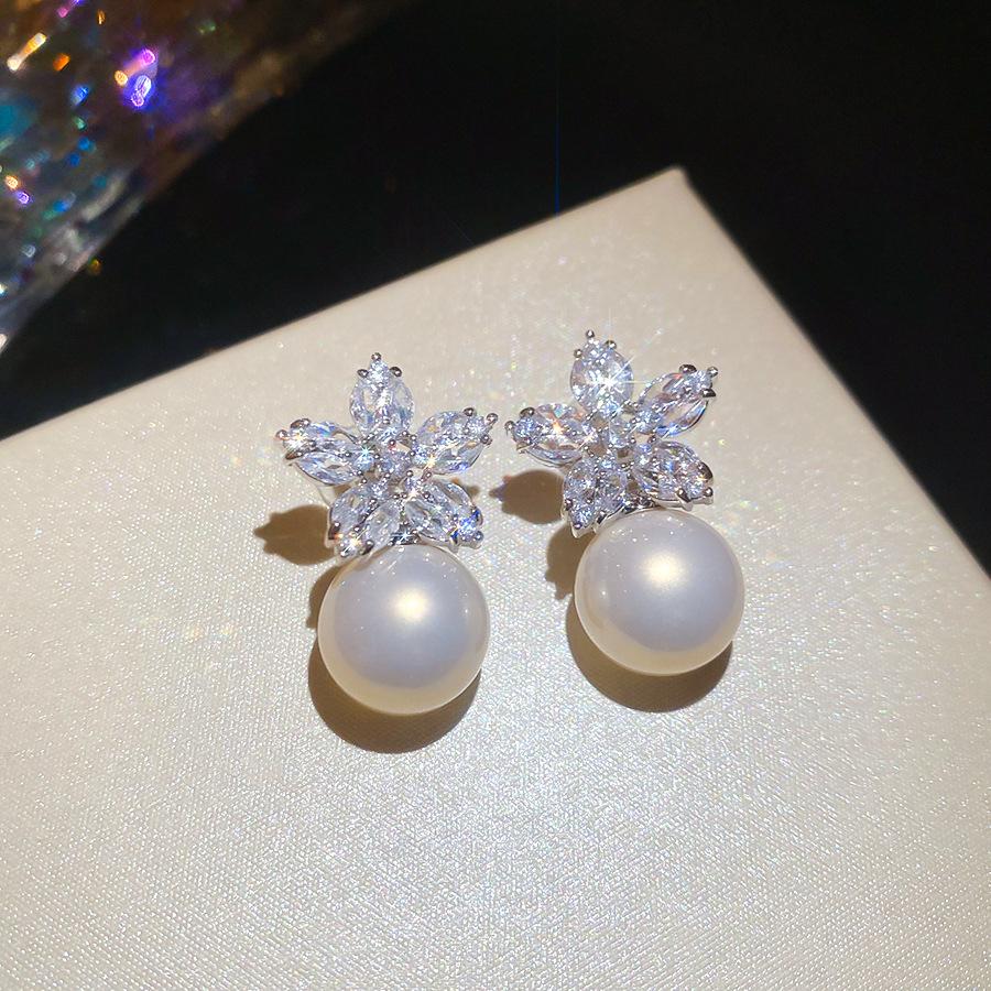 Round Flower Pearl Stud Earrings Retro Elegant Design Sense Niche Earrings Light Luxury Earrings