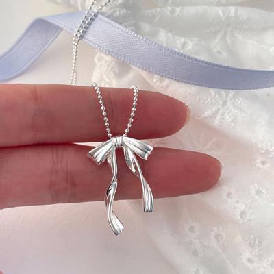 Bandschleifen-Halskette für Damen, schlichtes Nischendesign, Anhänger, koreanische Version, Pendler-Schlüsselbeinkette aus Edelstahl