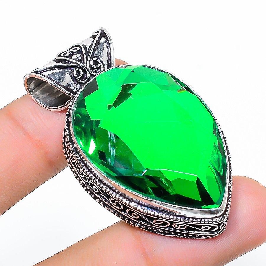 

Vintage Chrome Diopside Gemstone Handmade Ethnic Jewelry Pendant 1.89 SR-7996