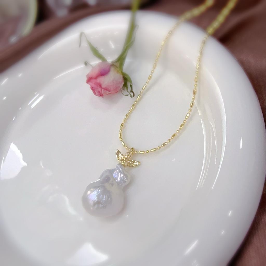 Angel baby design, big baroque necklace, natural pearl, special-shaped versatile necklace, retro sweater chain.