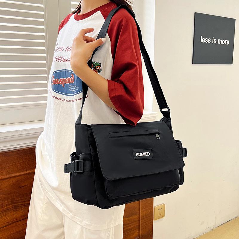 Casual Nylon Crossbody Bag Large Capacity Messenger Bag Adjustable Strap Shoulder Bag for Women Daily Commute Bag Student Retro Versatile Mailman Bag