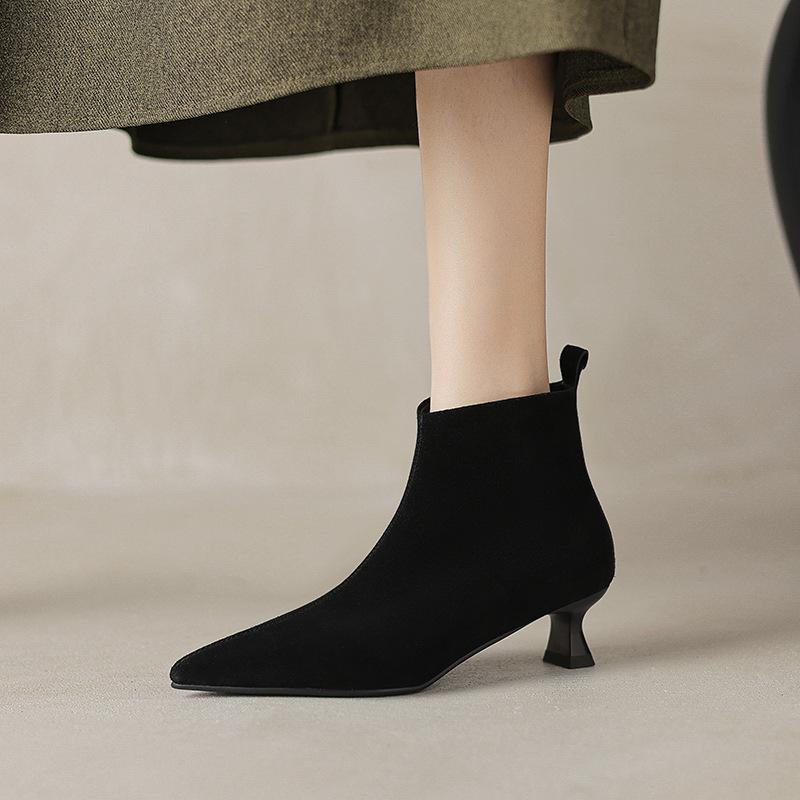 Temperament cat heel showing small pointed toes and bare boots turning fur short Martin boots