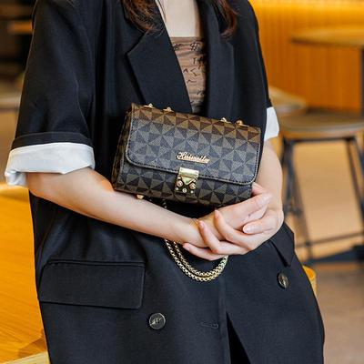 Crossbody taška 2025 nová kostkovaná všestranná módní textura retro taška přes rameno ležérní řetízek dámská taška malá čtvercová taška