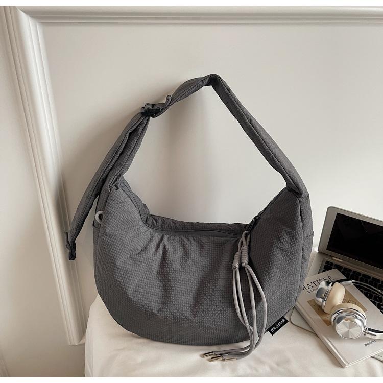 Casual nylon cloth bag women's 2025 new fashion explosion messenger dumpling bag versatile niche shoulder commuter bag