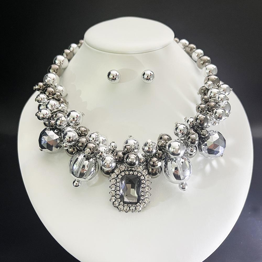 Collana corta in perle finte vintage con temperamento esagerato e catena accessorio squisita per banchetti