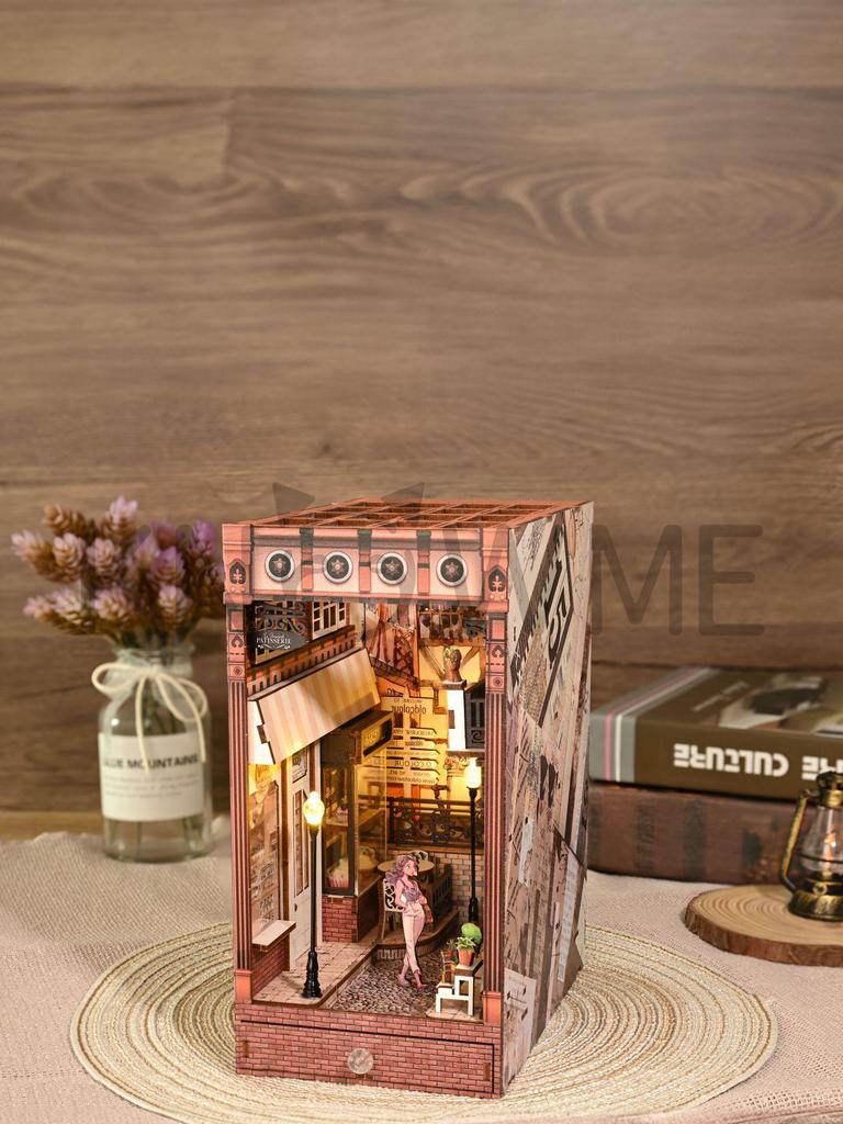 Handcrafted 3D European Cabin Bookend Model: Creative Miniature Scene Birthday Gift