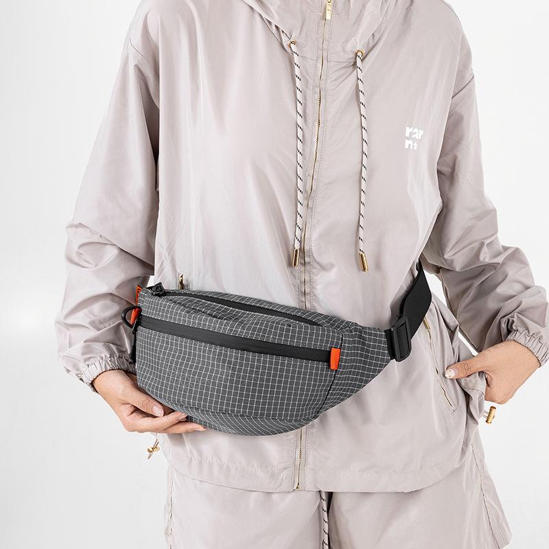 Outdoor sports lightweight breast bag men's and women's fashion travel shoulder messenger bag large capacity leisure sports fanny pack