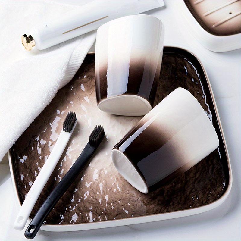 6τεμ. 1σετ Προηγμένα Αξεσουάρ Μπάνιου Κεραμικά σε Σταδιακή Απόχρωση του Καφέ, 2 ποτήρια στοματικού διαλύματος, 1 σαπουνοθήκη, 1 ποτηράκι οδοντόβουρτσας, 1 δίσκος, 1 δοχείο λοσιόν Δημιουργικά Δώρα για το Σπίτι.