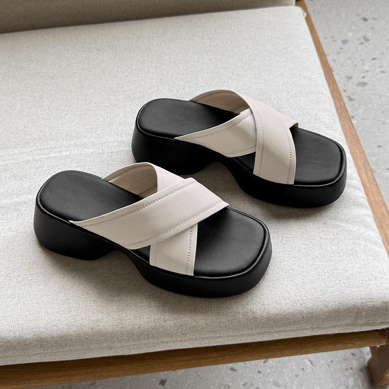 2025 neuer Sommer Koreanische Version lässige dicksohlige Ein-Wort-Schlappen weichsohlige bequeme kühle Hausschuhe Römischer Stil Strandschuhe