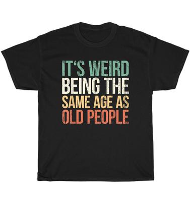 È Strano Avere la Stessa Età dei Vecchi T-shirt Regalo Laurea Pensione