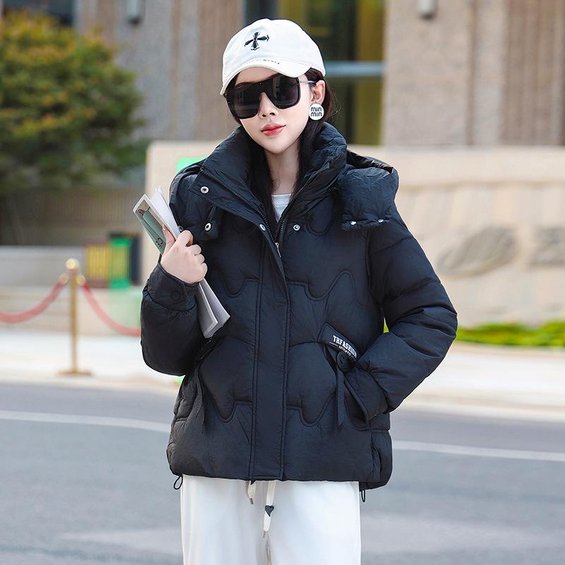 

Модная женская пуховая хлопковая куртка с капюшоном на зиму 2025 года, новое толстое хлопковое пальто свободного кроя, подчеркивающее фигуру, короткая маленькая хлопковая куртка M чёрный