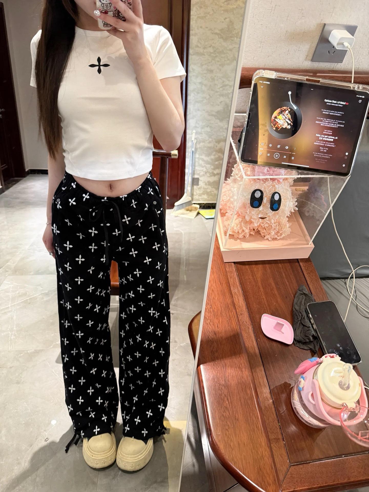 

SMFK Black Garden Wide-Leg Sweatpants & Cross Flower T-shirt Women s Set Medium