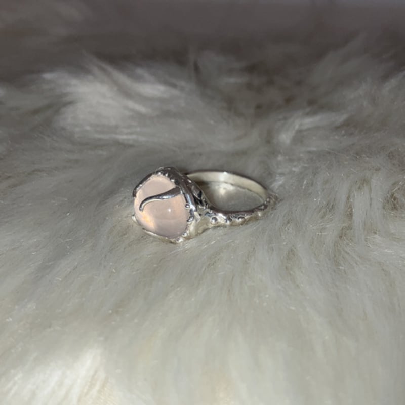fillow rose quartz clasp ring