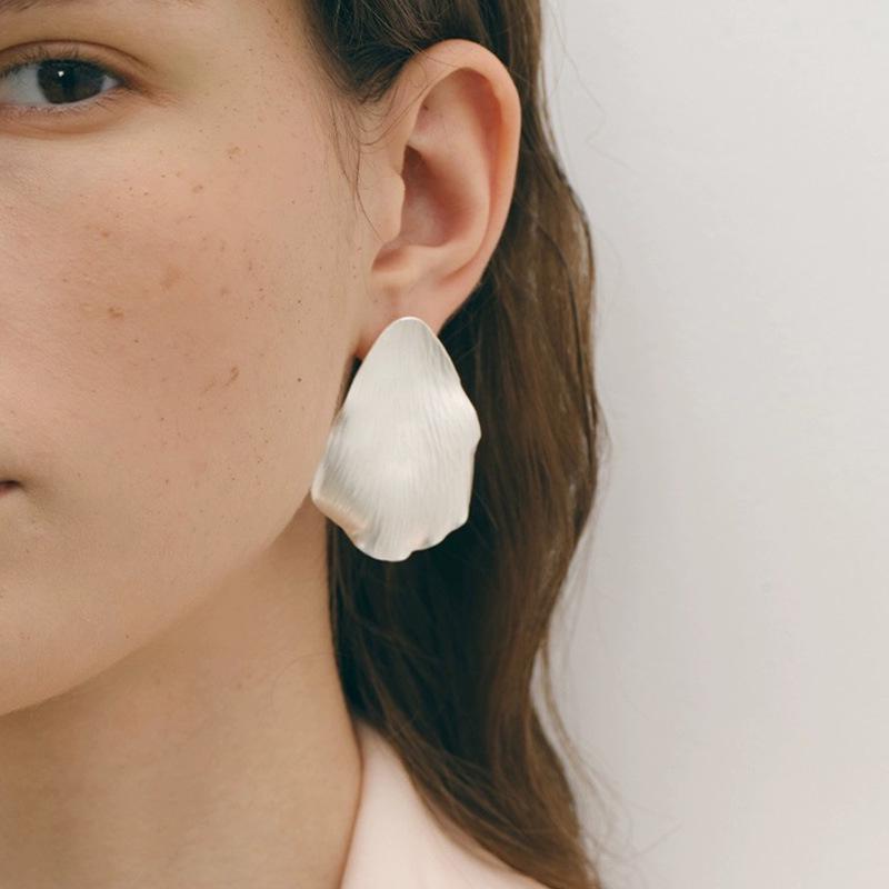 

Elegant Petal Arc Earrings: Artistic Light Luxury for Women