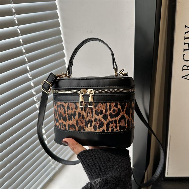

Модная сумка-коробка с леопардовым принтом и контрастной цветной вставкой, женская осенняя новинка, высококачественная текстура, универсальный нишевый дизайн, сумка-мессенджер чёрный