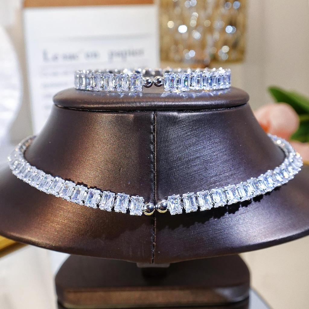 CMM högkvalitativt lyxigt glänsande fyrkantigt zirkonhalsband Krage Armband Mode 2-delat set Kvinnor Fest Bröllopssmycken