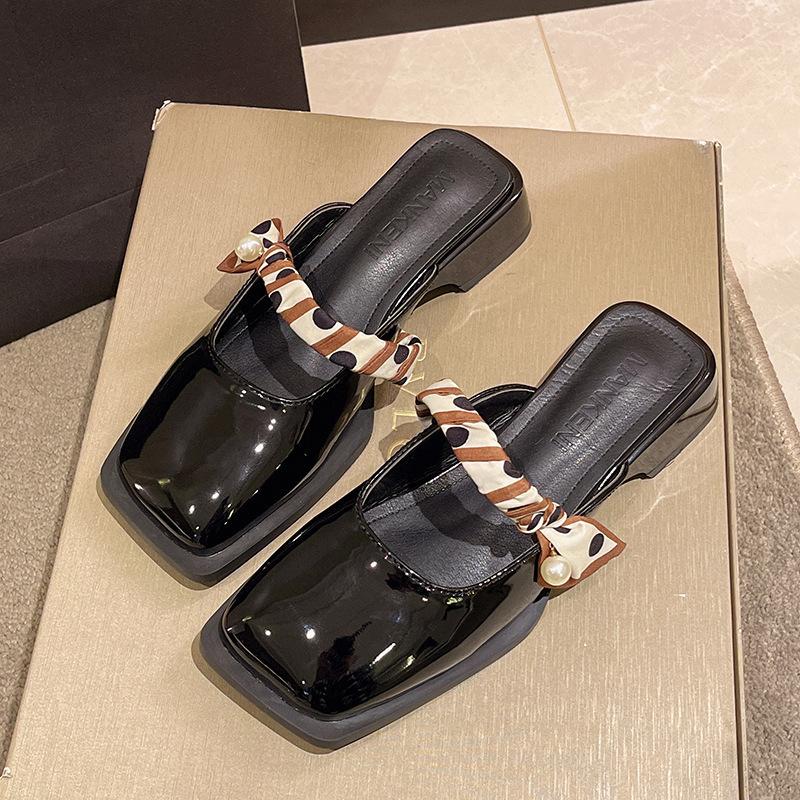 

Интернет знаменитости высокие чувства белые сумки голова плоские тапочки женские лето 2025 новая одежда супер огонь жемчужная лента крутые тапочки 40 чёрный