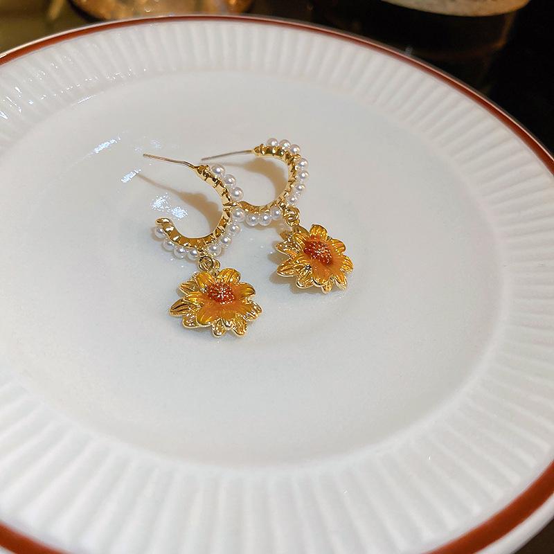 Cercei Stud Argintiu Retro Francez în Formă de C cu Diamante și Perle - Design Elegant și Unic de Lux Lejer