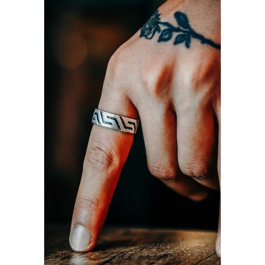 Verstellbarer, versilberter Ring mit Titanmuster-Modell