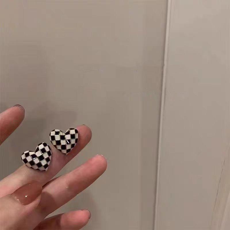 Checkerboard Heart-shaped Small Versatile Earrings
